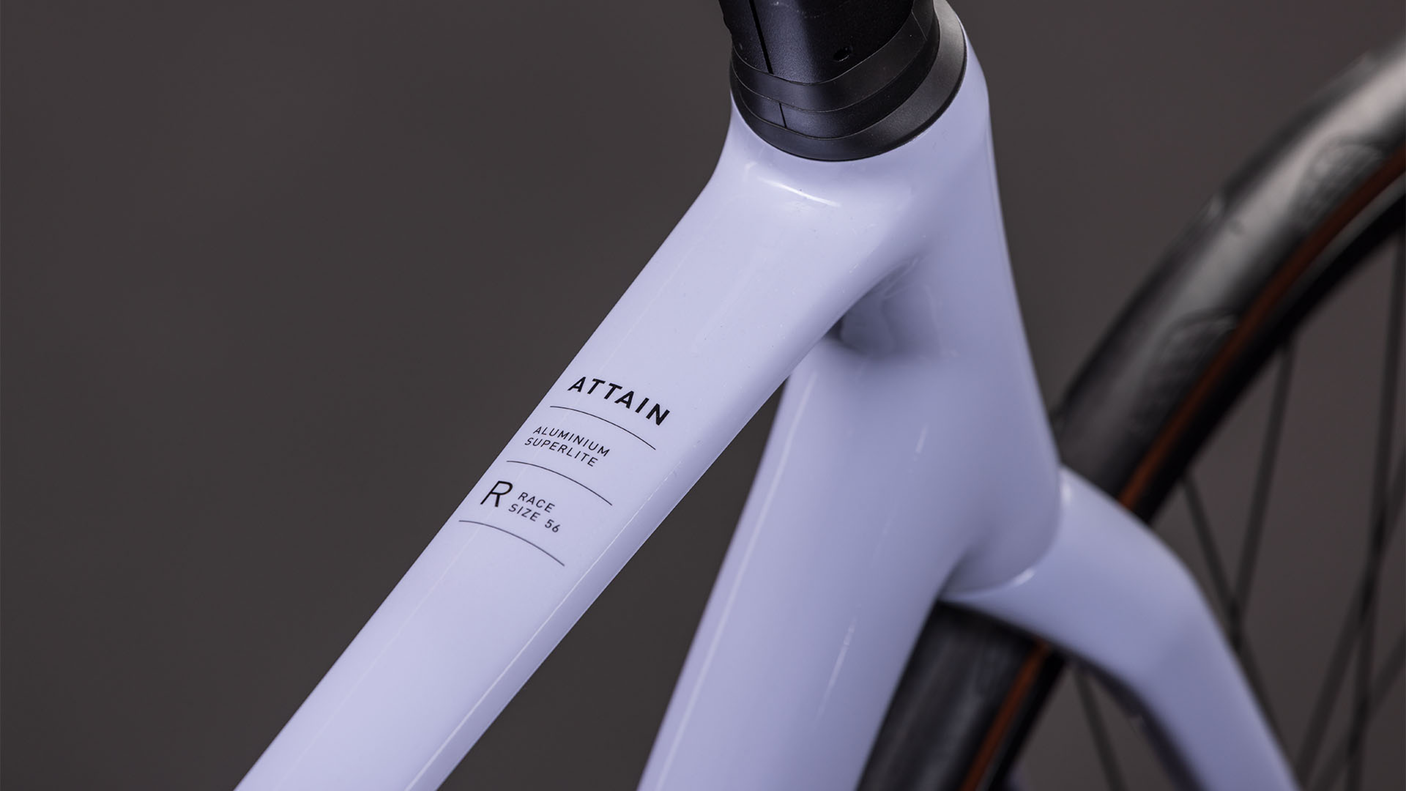 Cube Attain Race cyclamen´n´black (2026)