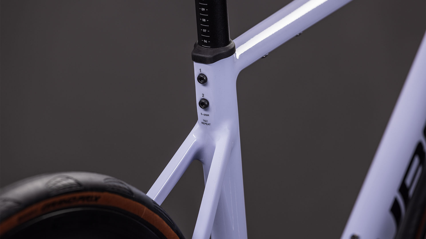 Cube Attain Race cyclamen´n´black (2026)